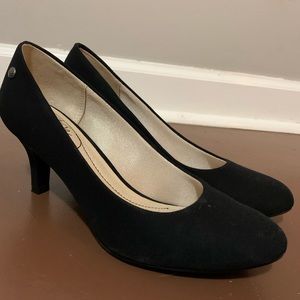 Life stride black pumps